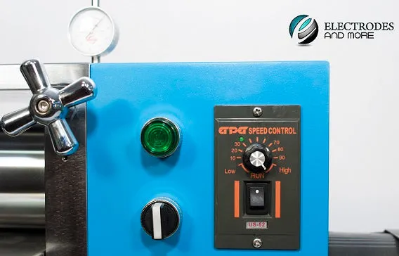 Compact horizontal rolling press calendaring machine