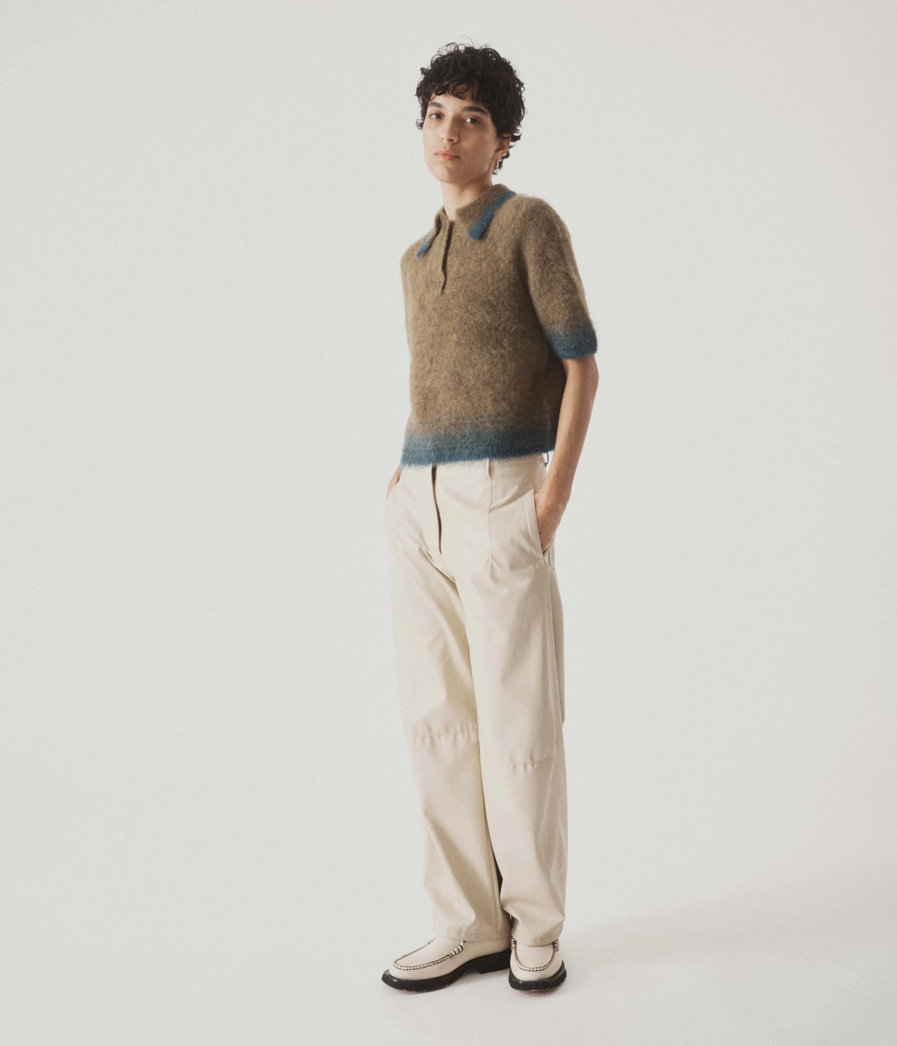 COMPACT KNIT POLO IN OLIVE × GREEN