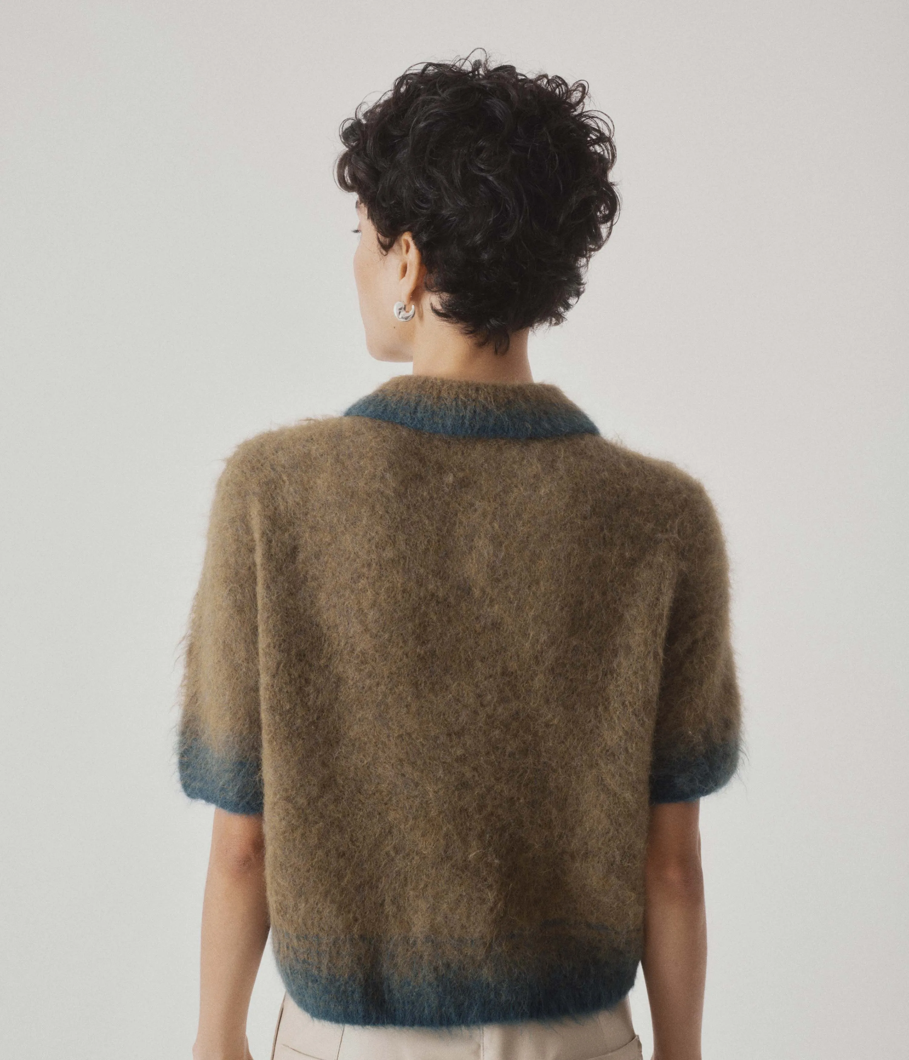 COMPACT KNIT POLO IN OLIVE × GREEN
