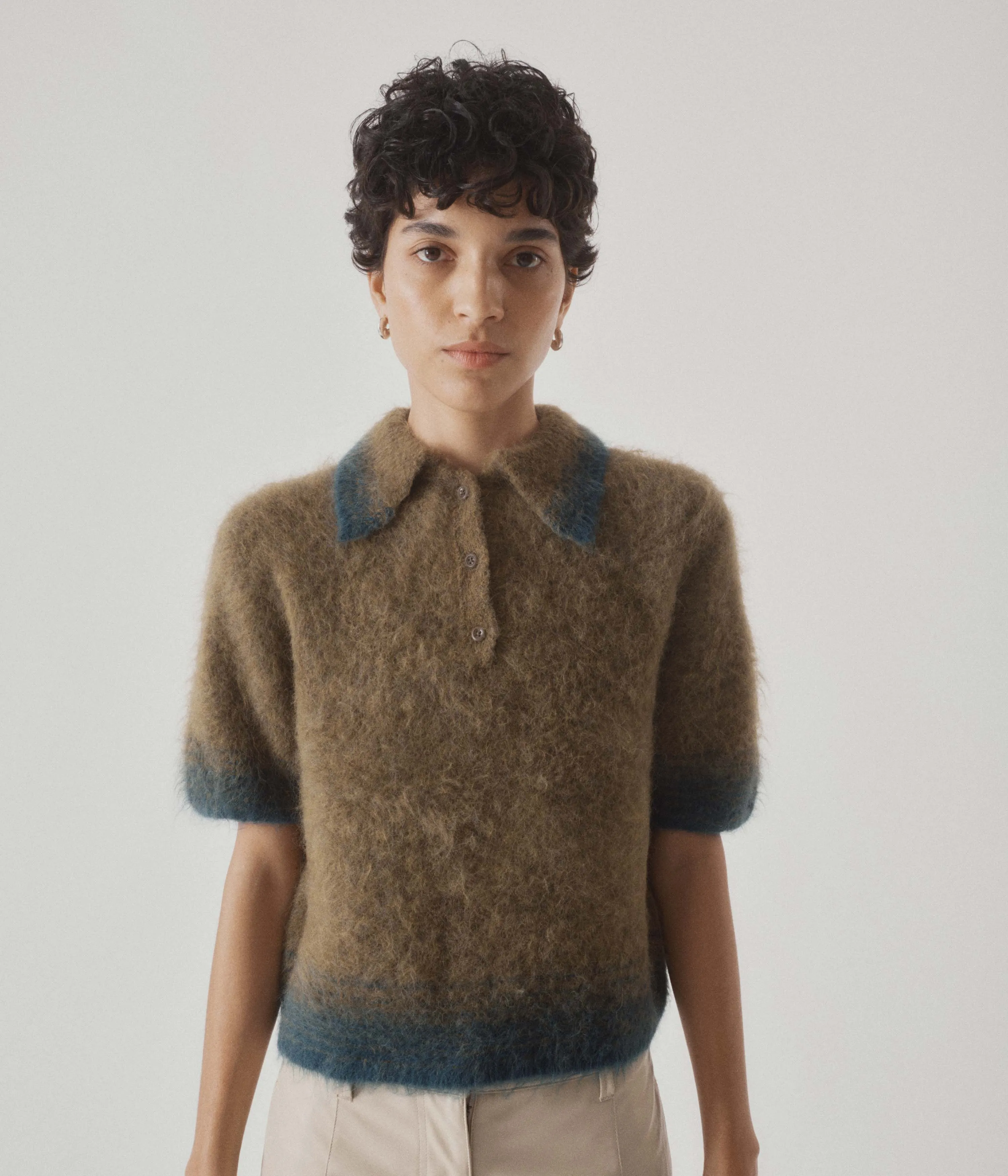 COMPACT KNIT POLO IN OLIVE × GREEN