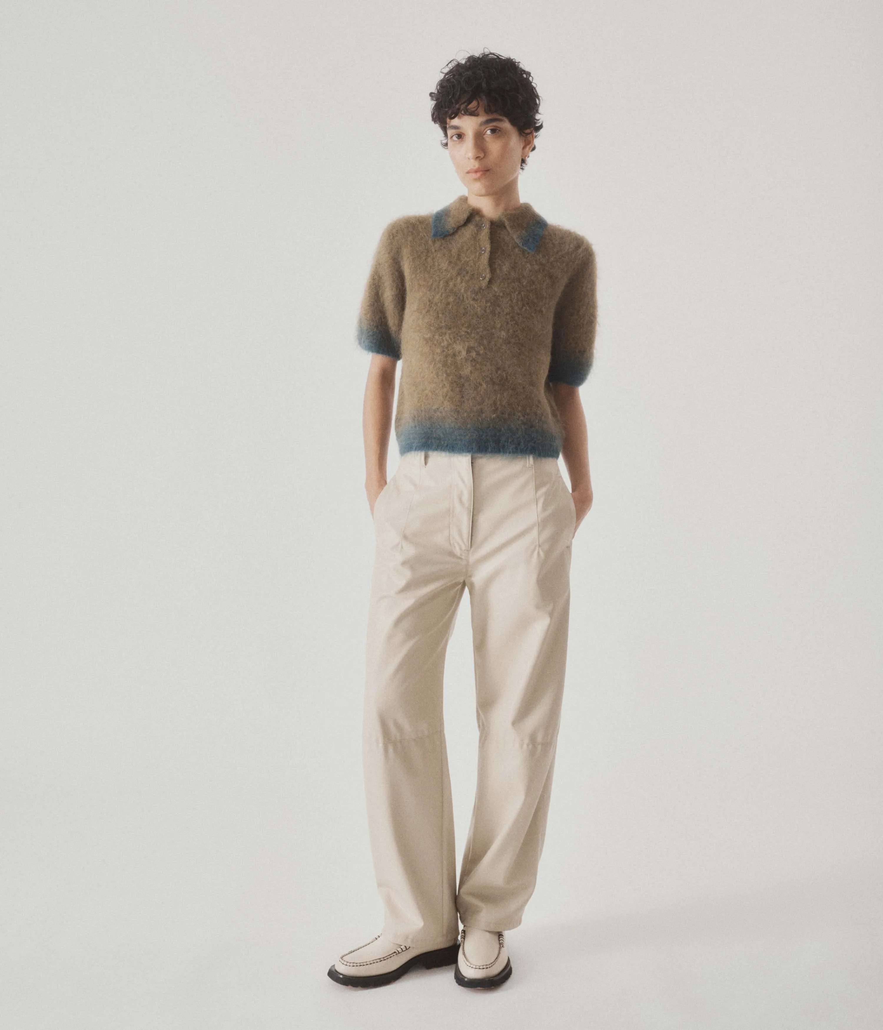 COMPACT KNIT POLO IN OLIVE × GREEN