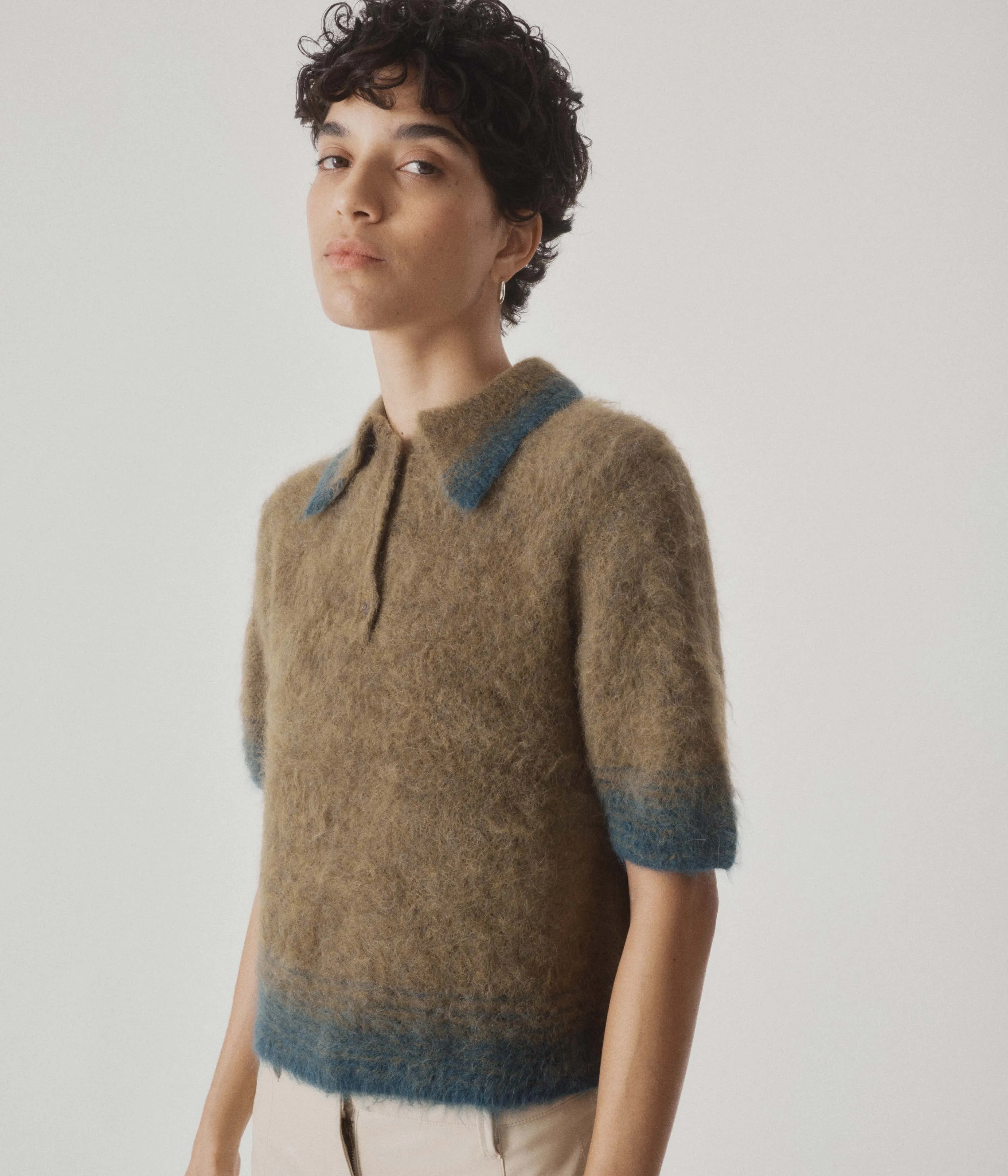 COMPACT KNIT POLO IN OLIVE × GREEN