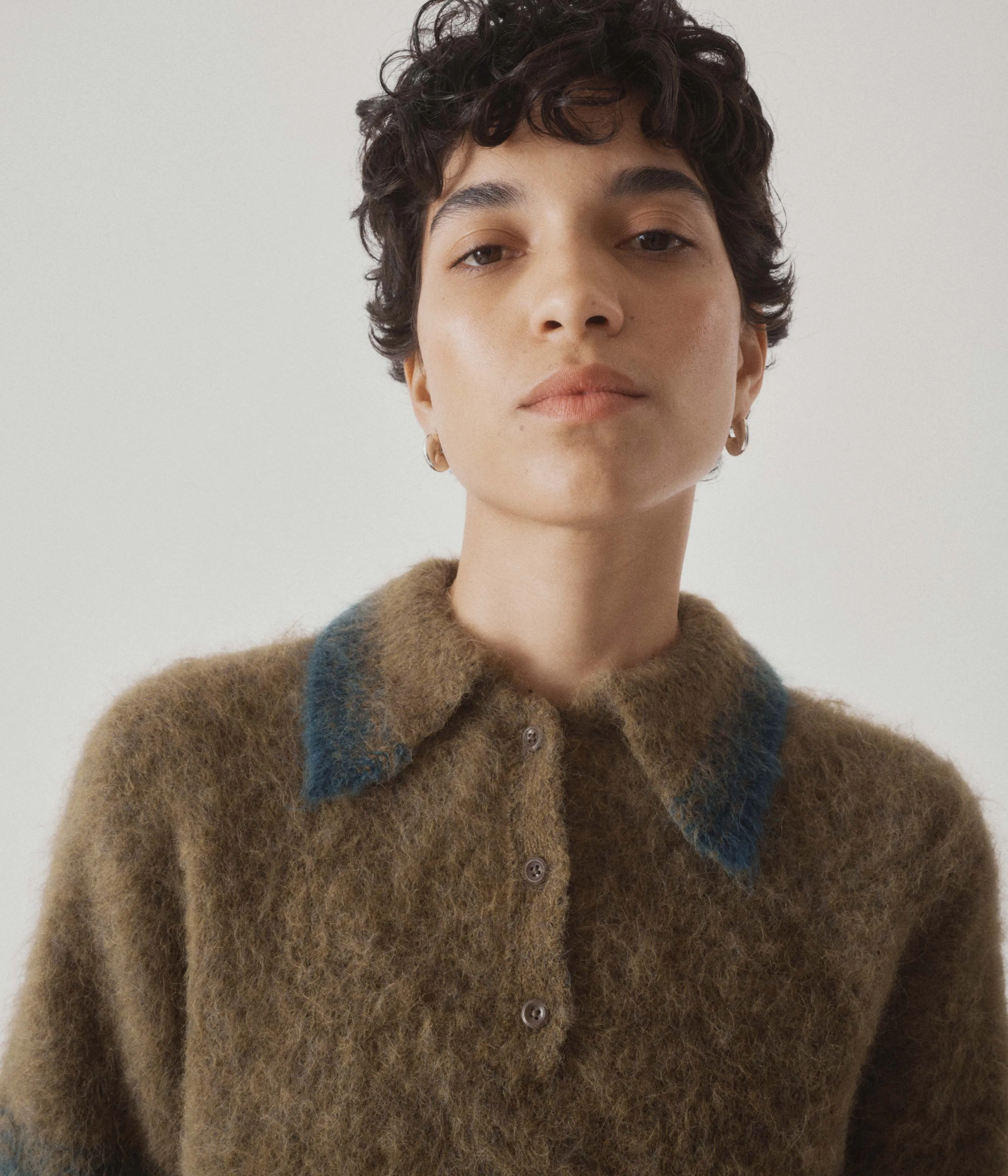 COMPACT KNIT POLO IN OLIVE × GREEN