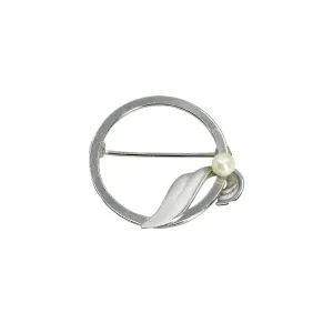 De Curtis Brushed Leaf Japanese Saltwater Akoya Cultured Pearl Vintage Circle Brooch- Sterling Silver