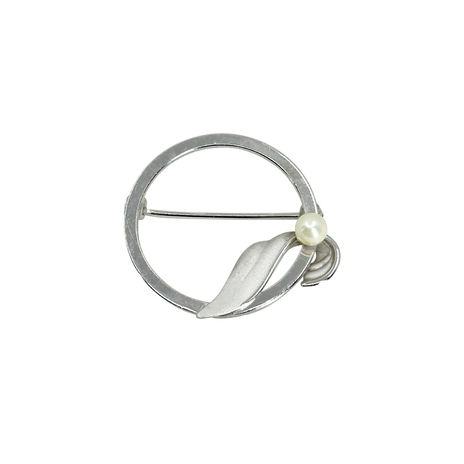 De Curtis Brushed Leaf Japanese Saltwater Akoya Cultured Pearl Vintage Circle Brooch- Sterling Silver