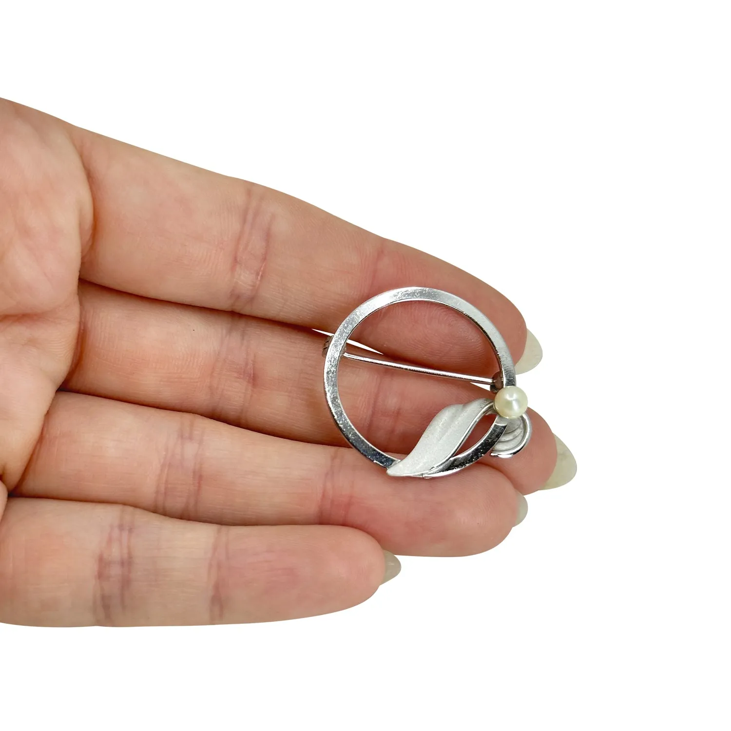 De Curtis Brushed Leaf Japanese Saltwater Akoya Cultured Pearl Vintage Circle Brooch- Sterling Silver