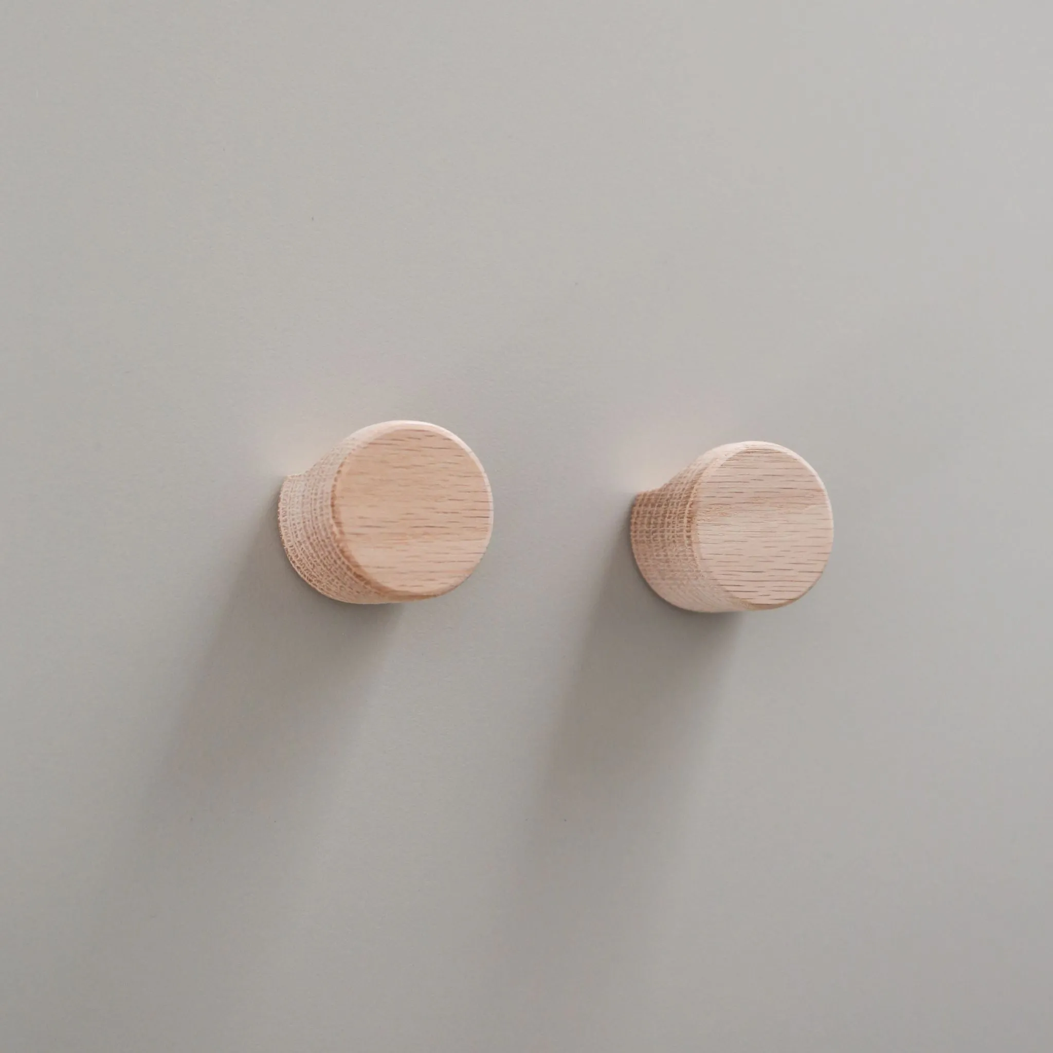 DESIGNSTUFF The Crest Hook, Medium, Oak (Set of 2)