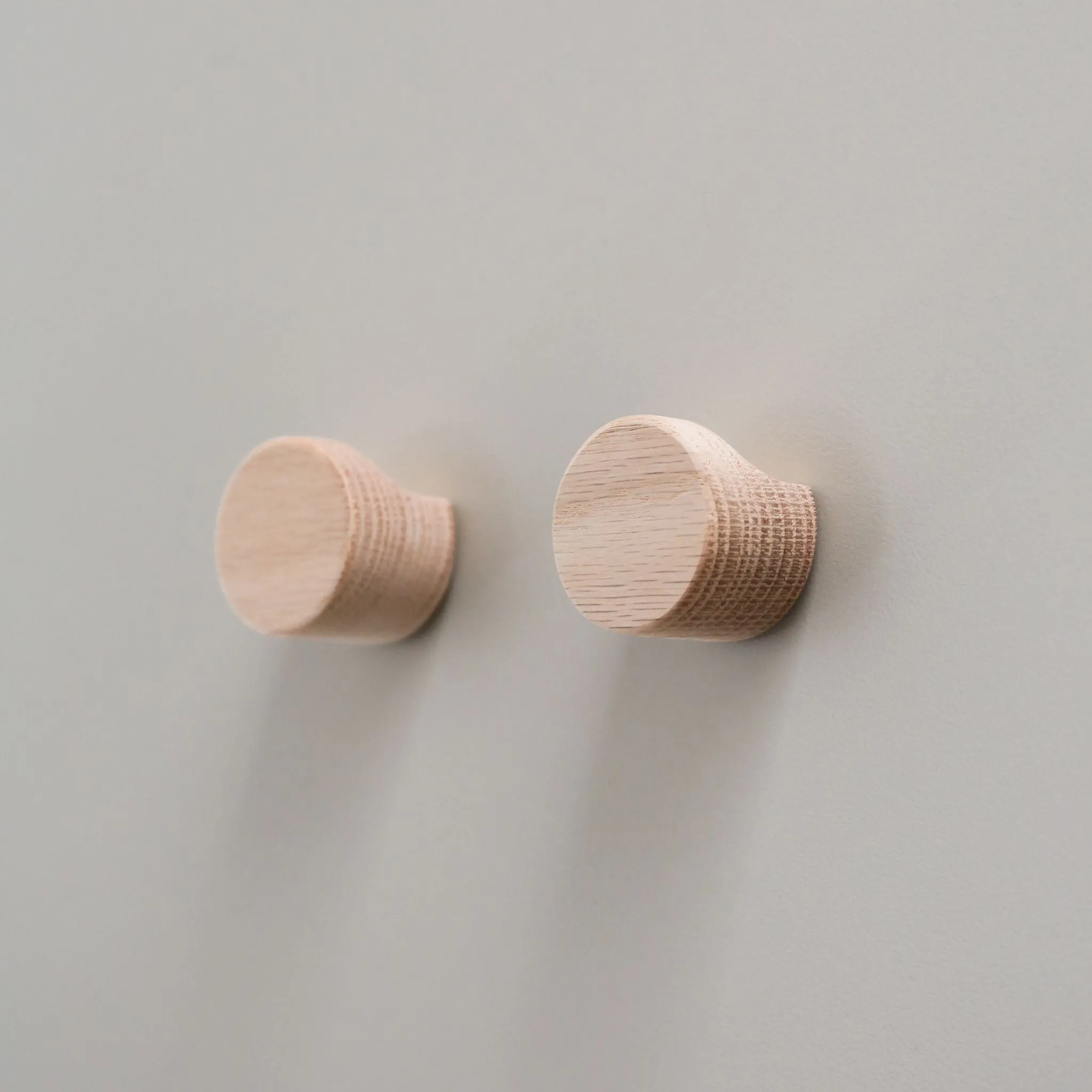 DESIGNSTUFF The Crest Hook, Medium, Oak (Set of 2)