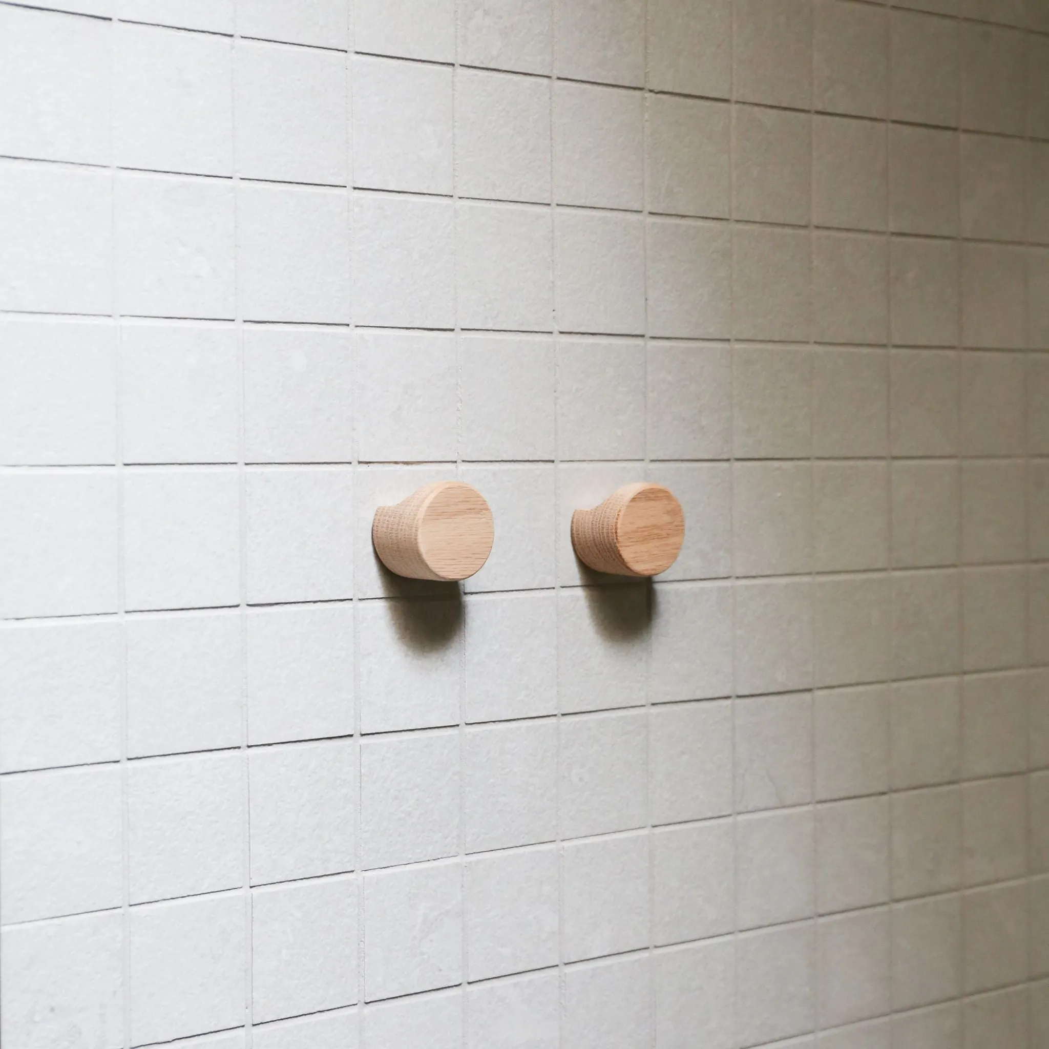 DESIGNSTUFF The Crest Hook, Medium, Oak (Set of 2)
