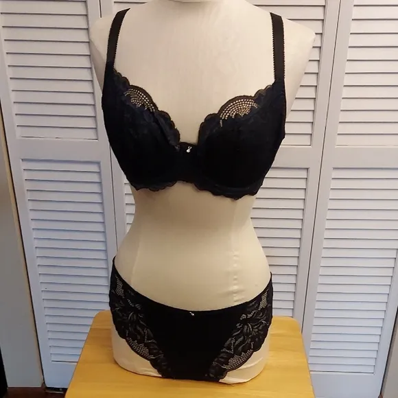 Elegant Black Lace Bra and Panty Set