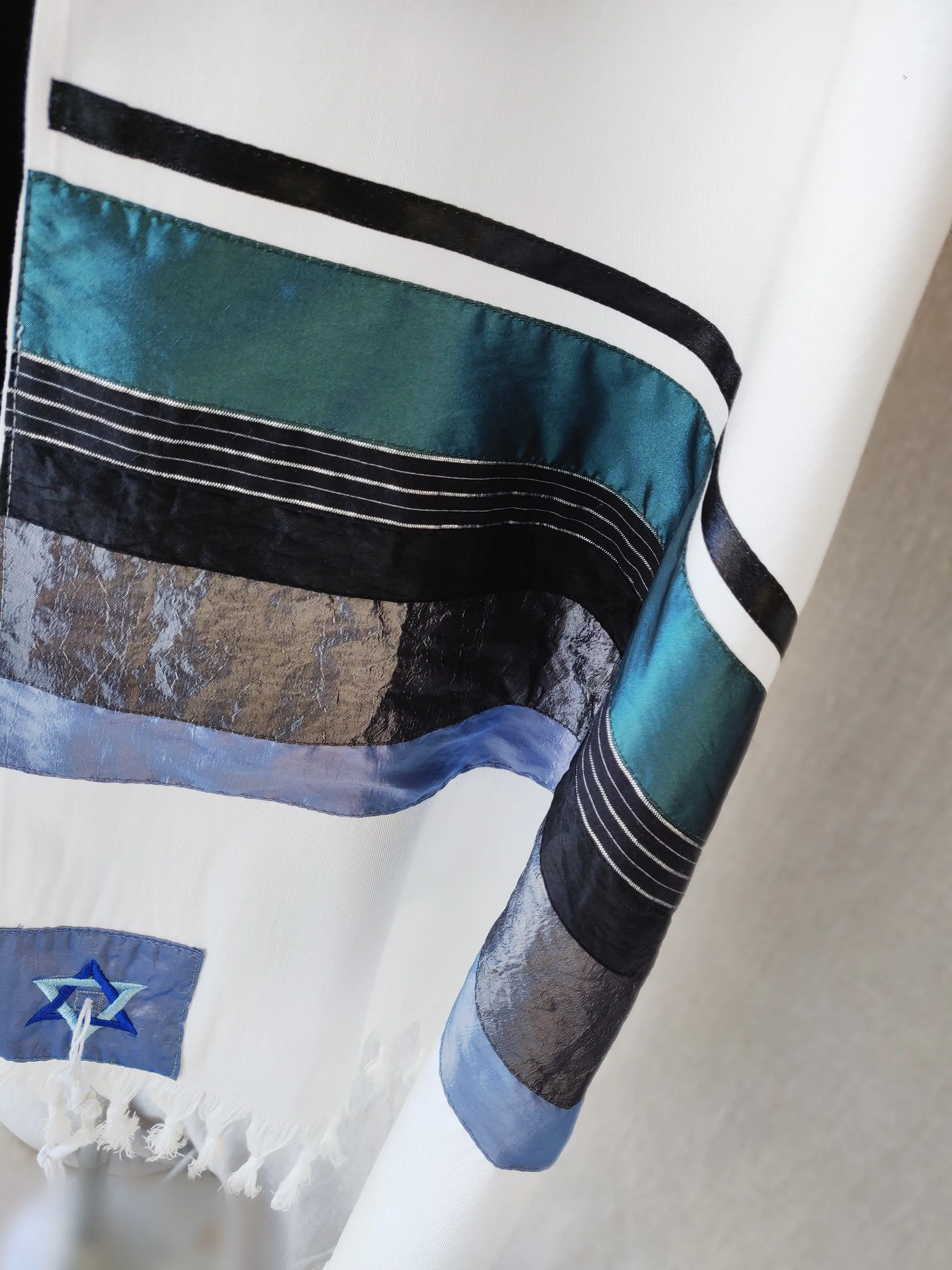 Elegant Gabrieli tallit - Turquoise on White