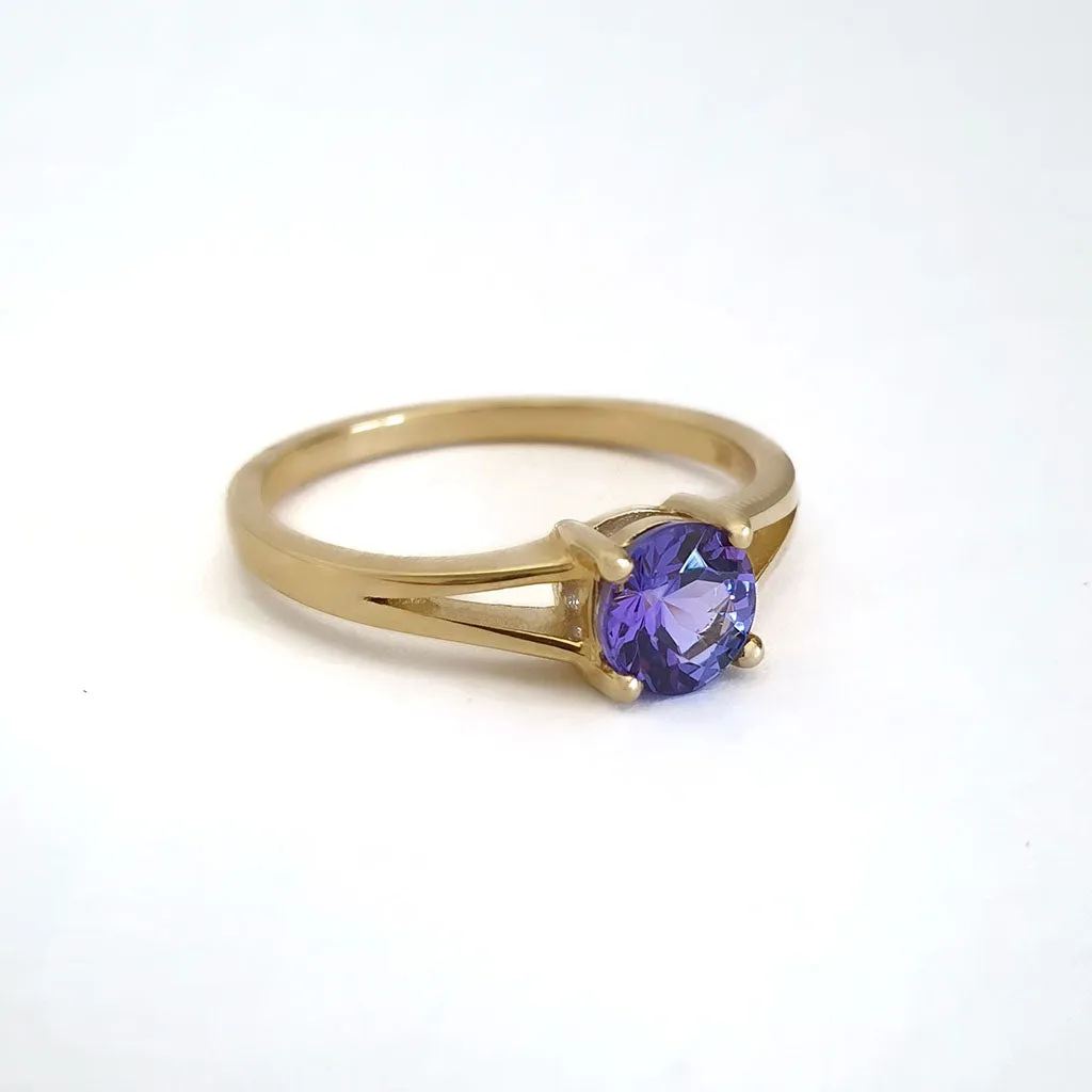 Elegant Split Shoulder Round Cut Tanzanite Yellow Gold Ring