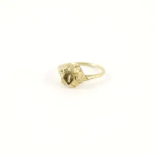 ELEGANT WEDDING SOLITAIRE BARNACLE GOLD RING
