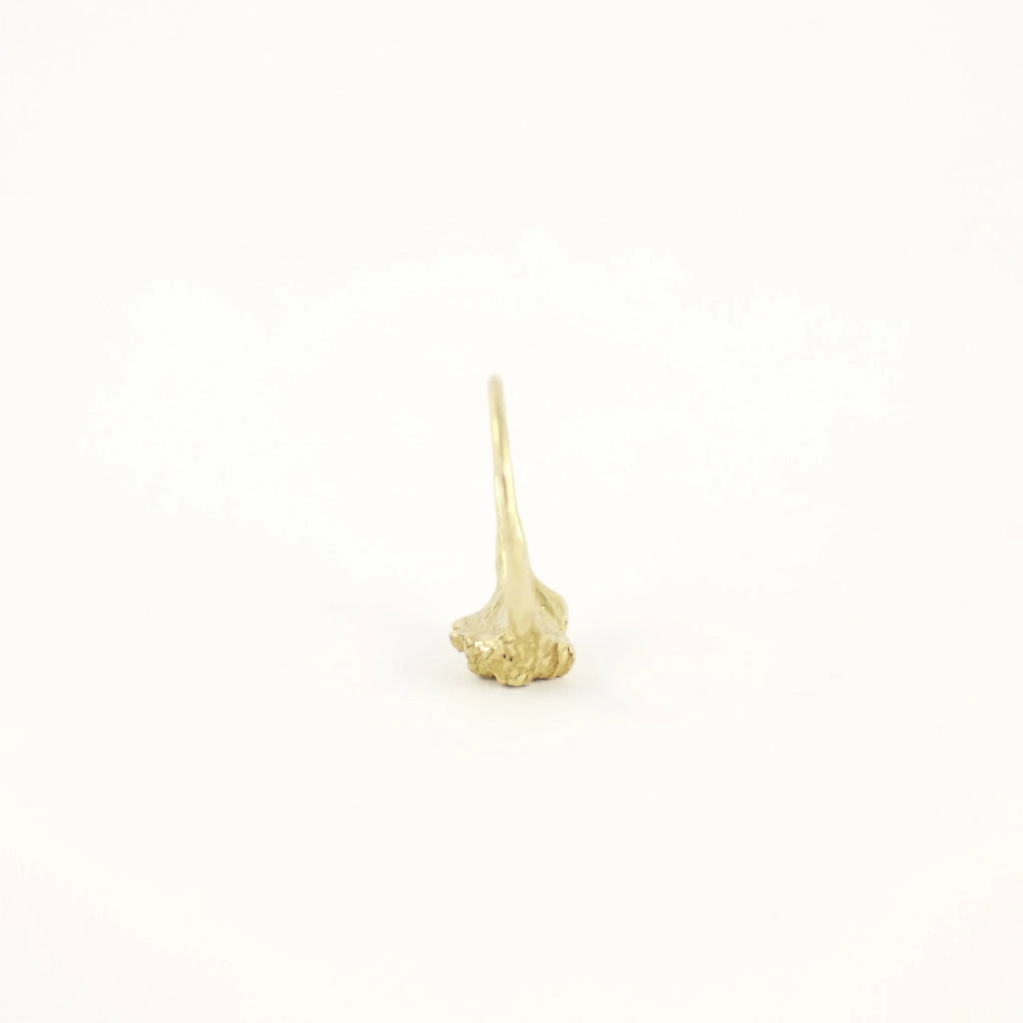 ELEGANT WEDDING SOLITAIRE BARNACLE GOLD RING