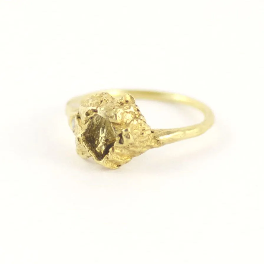 ELEGANT WEDDING SOLITAIRE BARNACLE GOLD RING