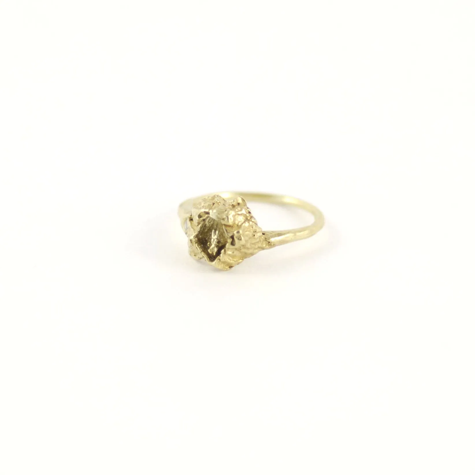ELEGANT WEDDING SOLITAIRE BARNACLE GOLD RING