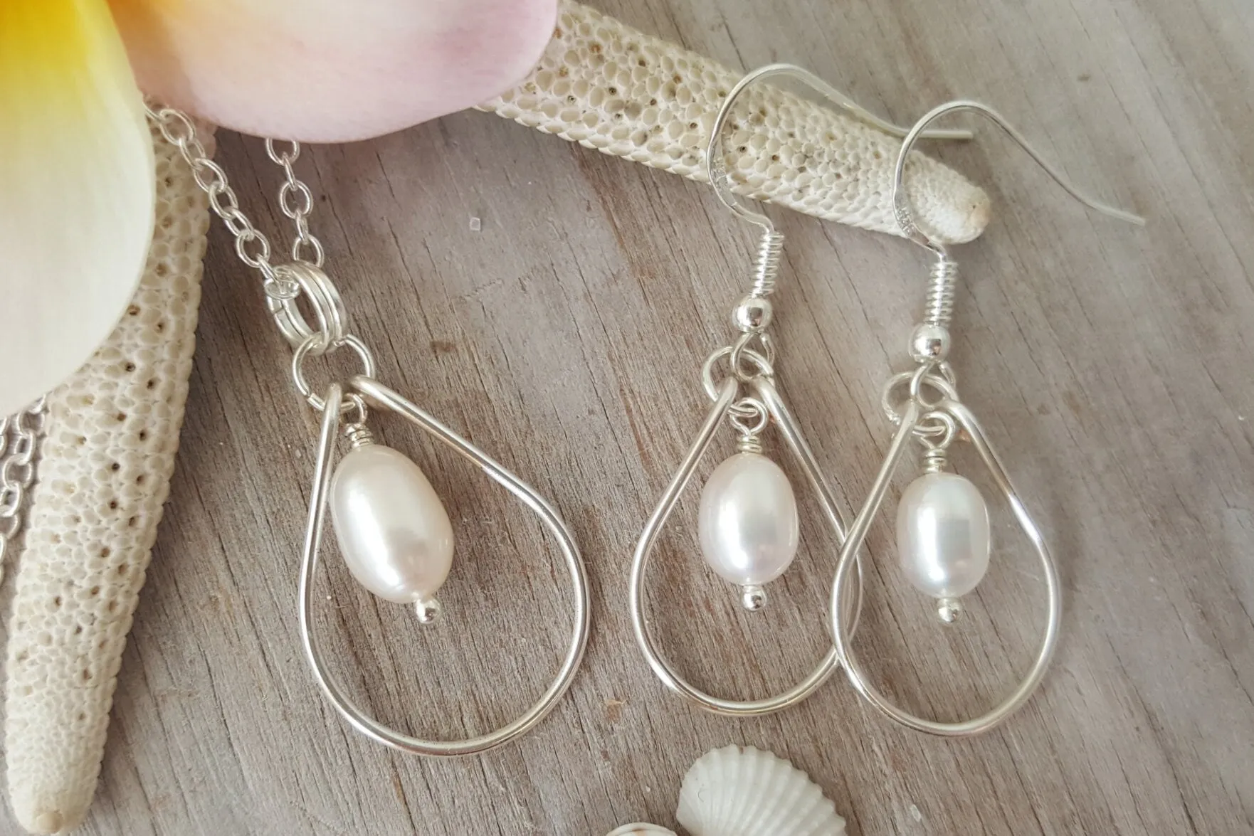 Hawaiian Jewelry Set For Women, Wire Loop Natural Rice Pearl Necklace Pearl Earrings Set Unique Beach Jewelry Birthday Gift(June Birthstone)