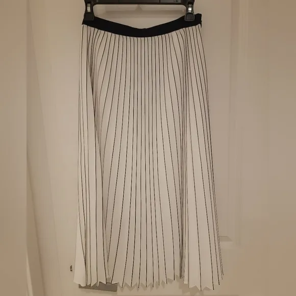 NWT) BANANA REPUBLIC Stripe pleated midi skirt White &amp; Black size 0