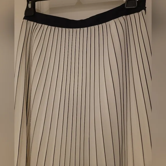 NWT) BANANA REPUBLIC Stripe pleated midi skirt White &amp; Black size 0