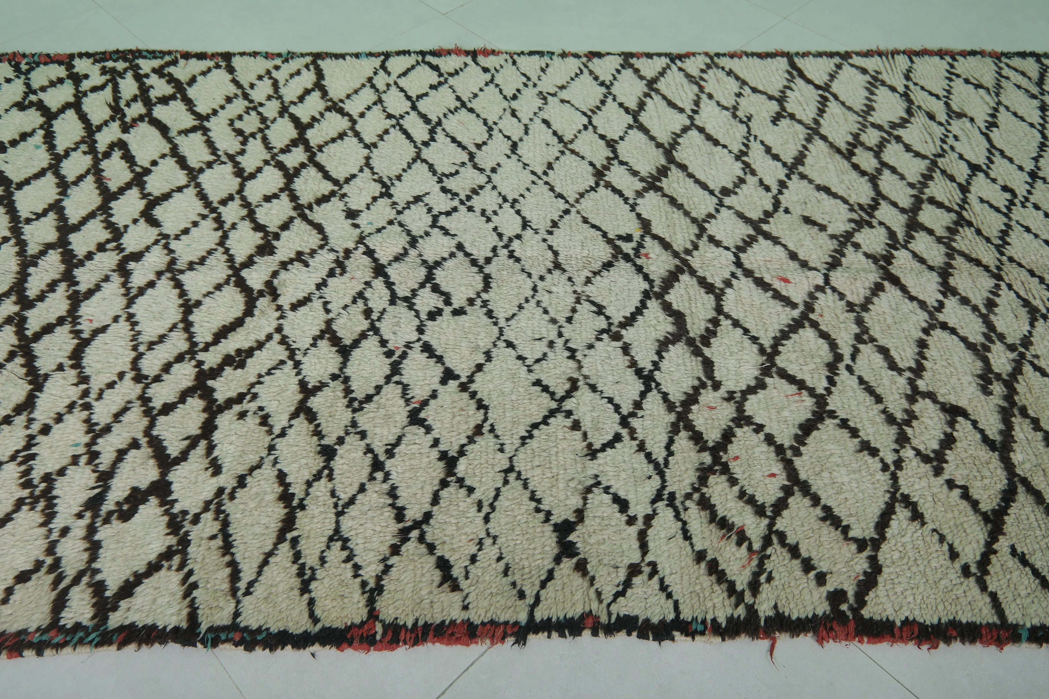 Runner Moroccan Rug 4.3 X 10.3 FT – Elegant Handwoven Design