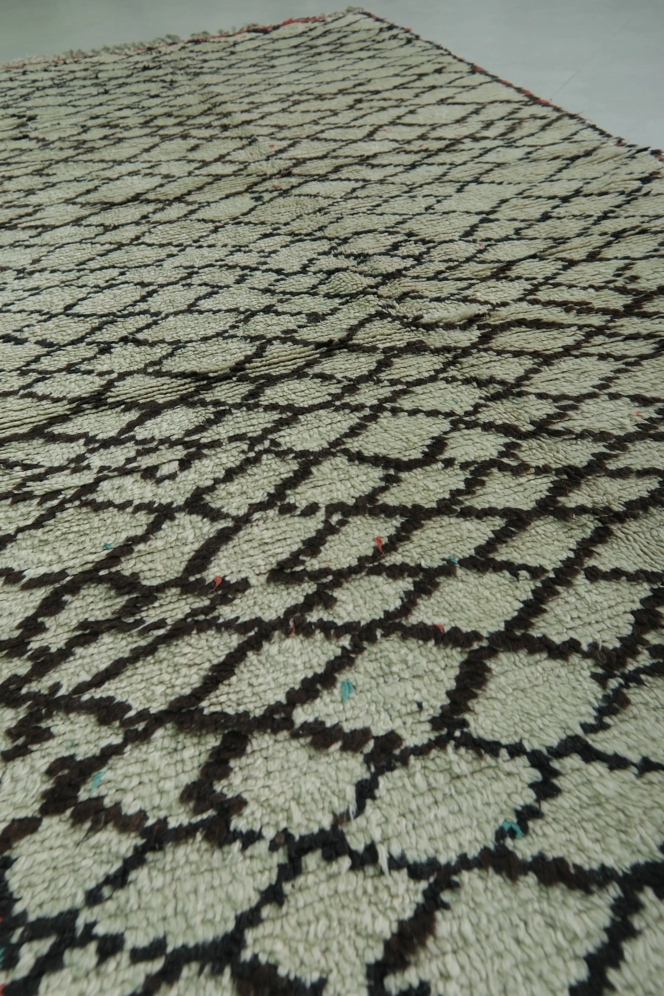 Runner Moroccan Rug 4.3 X 10.3 FT – Elegant Handwoven Design