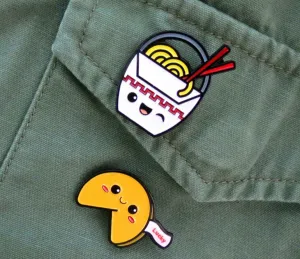 Set di spille smaltate, noodles e biscotto della fortuna -pin pin pals