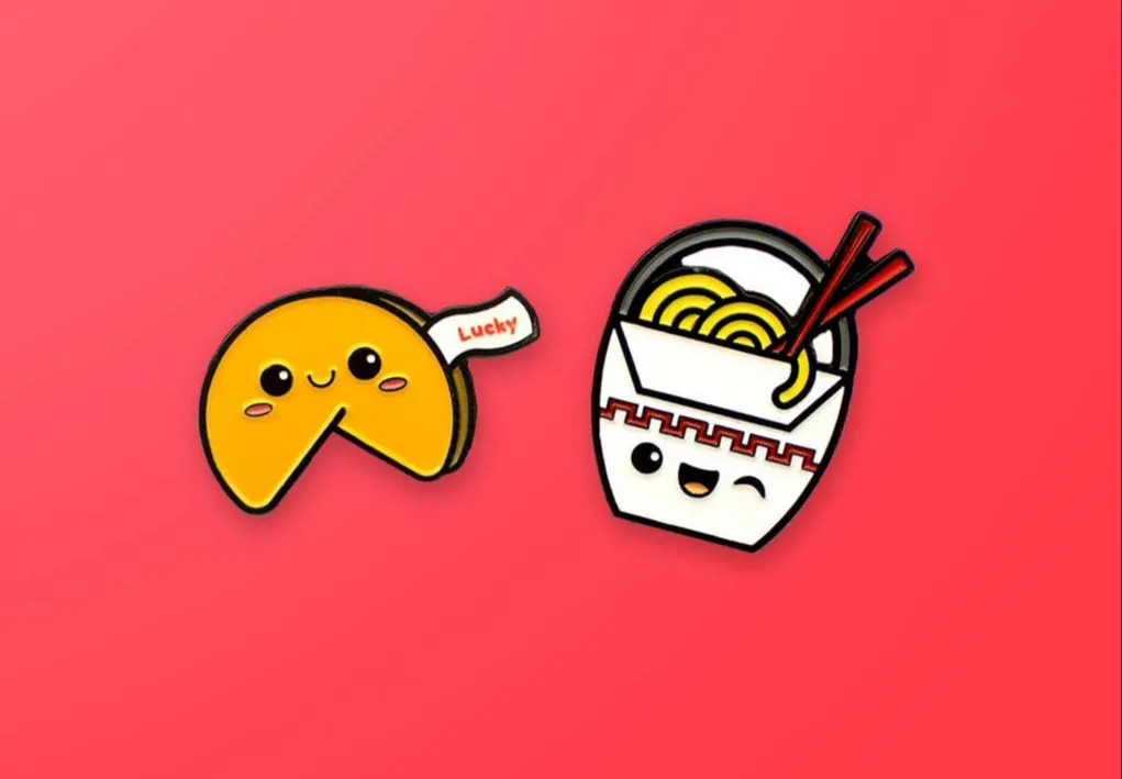 Set di spille smaltate, noodles e biscotto della fortuna -pin pin pals