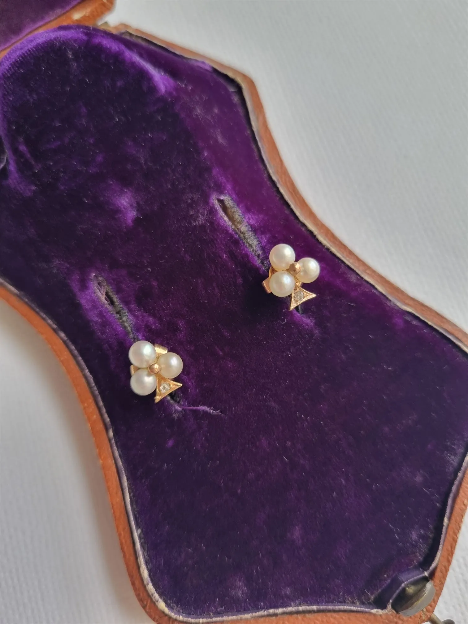 to be | Antique French 18K gold shamrock diamond earrings