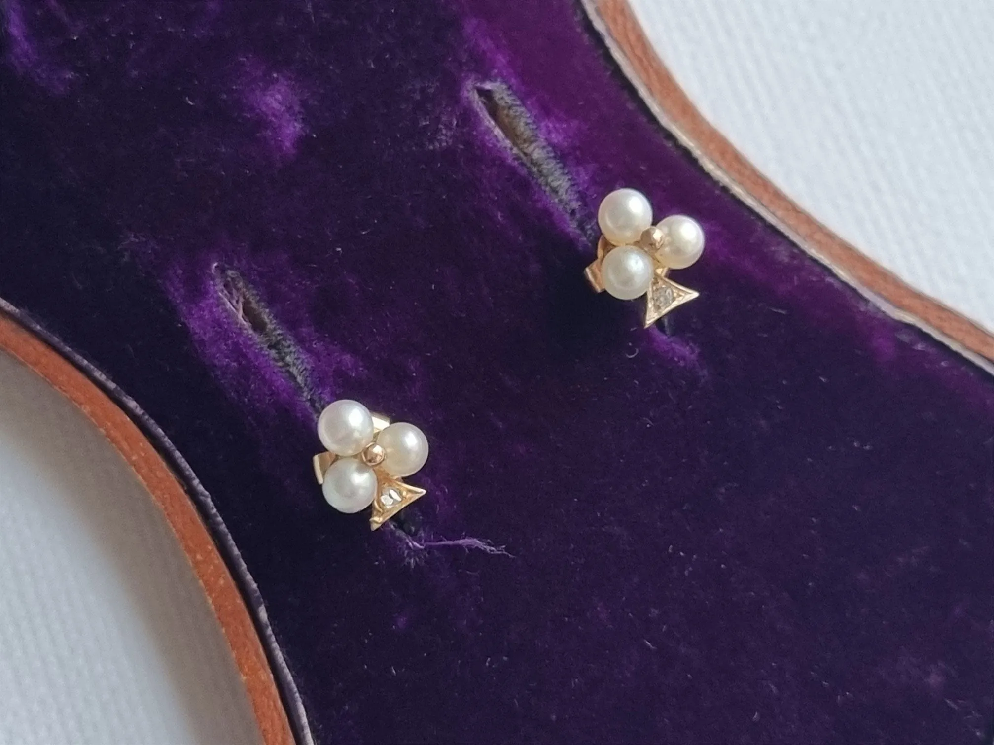to be | Antique French 18K gold shamrock diamond earrings
